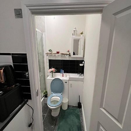 Lovely Apartment Close To Acton Central Station London Exterior photo